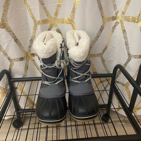 NWT Cat and Jack Kids Winter Boots Size 6 - Picture 2 of 4